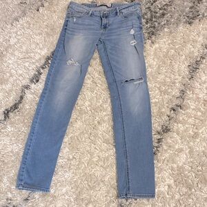 Hollister distresses jeans size 9 regular  
 w29 L31